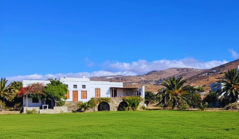Seafront villa in Tinos